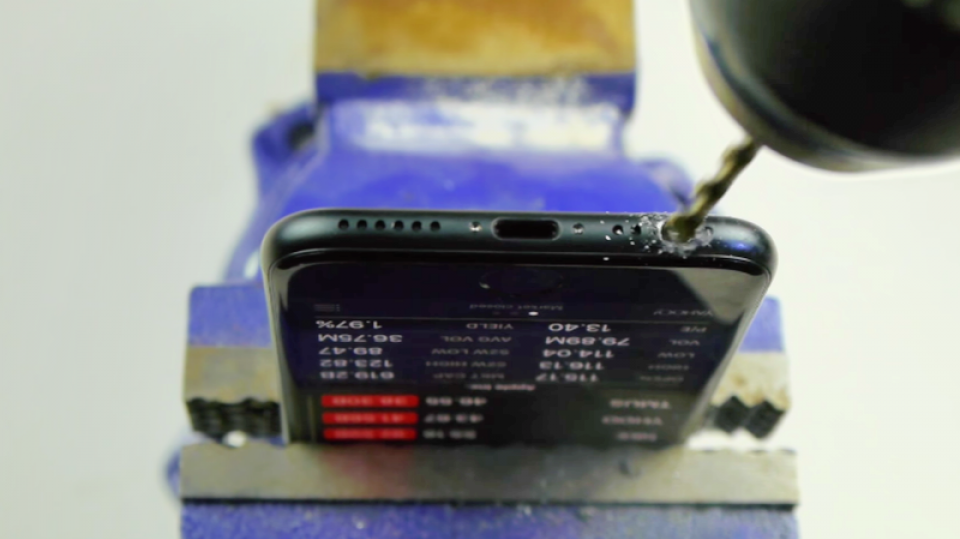 Lidé vrtají do nového iPhonu 7 díru na sluchátka. Pak jsou překvapení, že jim telefon nefunguje.